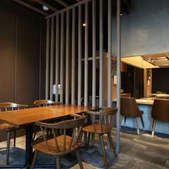 天井が高く、開放感のあるスタイリッシュな空間