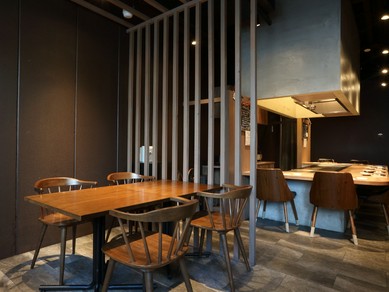 天井が高く、開放感のあるスタイリッシュな空間