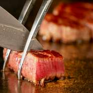 噛んだ瞬間に柔らかさが広がるステーキは、焼き加減と肉汁を閉じ込める技術の賜物。しっとりジューシーに仕上げるため、火加減や時間に細心の注意を払い、絶品の味わいに仕立てています。