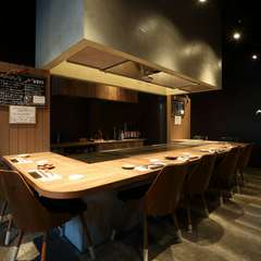 テーブルを囲む人と自然に関わり、より深い満足感を生み出す