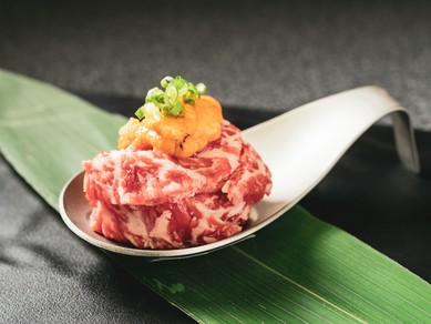 低温調理でじっくり蒸し上げた肉とまろやかなうにのハーモニーを味わう『北海道うにと和牛の一口ユッケ』