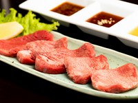 金だるの人気NO1。厚切りカットがタンの旨みを際立たせる『厚切り牛タン 塩』