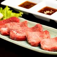 贅沢に厚く切った牛タンは、塩ダレでいただきます。脂がのっていて、綺麗なピンク色。弾力がありながらも程よく柔らかく、一口食べるたび肉の旨みが広がります。
