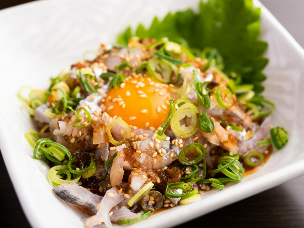 脂の乗った太刀魚を薬味と卵黄でいただく『太刀魚ユッケ』