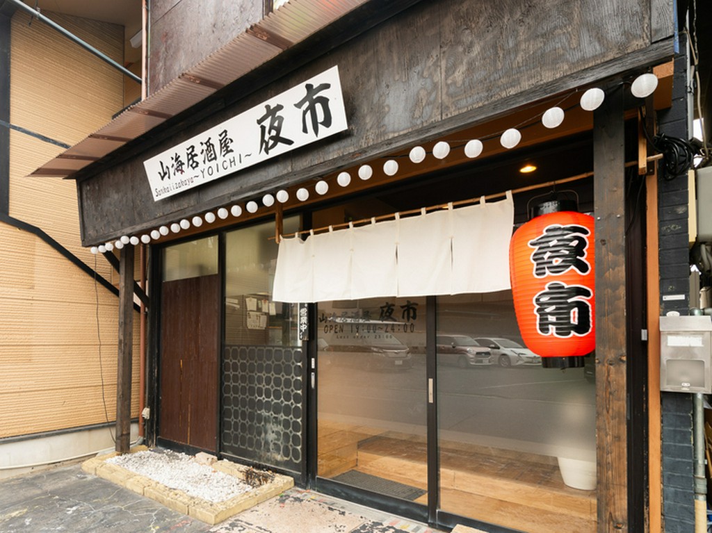 静かな通り沿いにある隠れ家的な店