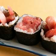 【すし　一喜】店主の宮口氏は、「本当に旨い本マグロを味わって欲しい」との思いで毎日市場へ出向き、上質なマグロを厳選して仕入れます。『本マグロ巻き』は本マグロのおいしさを堪能できるおすすめメニューです。