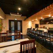 2019年オープンの店内はシンプルかつモダンで、間接照明がお洒落な雰囲気を演出しています。テーブル席・掘りごたつ席があり、寿司店でありながら食事処、飲み処としても利用しやすい空間となっています。