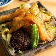 自家製山椒ソースがスパイシーでお酒がすすむ『白身魚の唐揚げ』。たい、ひらめなど、そのときどきの旬の鮮魚を唐揚げにしています。他にも魚介の揚げ物やステーキなど、寿司屋ならではの一品料理が豊富です。