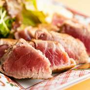 表面を炙りレアなステーキにすることで、本マグロ赤身のコクのある旨味がより凝縮されます。本マグロの新たな美味しさを発見できる逸品は、ビールやハイボールにもよく合います。