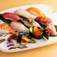 店主が毎日東部市場で厳選買付する魚介は鮮度抜群で上質な味わい。日替わりで愉しむ旬のおまかせ握りには、【一喜】こだわりの「本マグロ赤身」などの贅沢な素材も入ります。