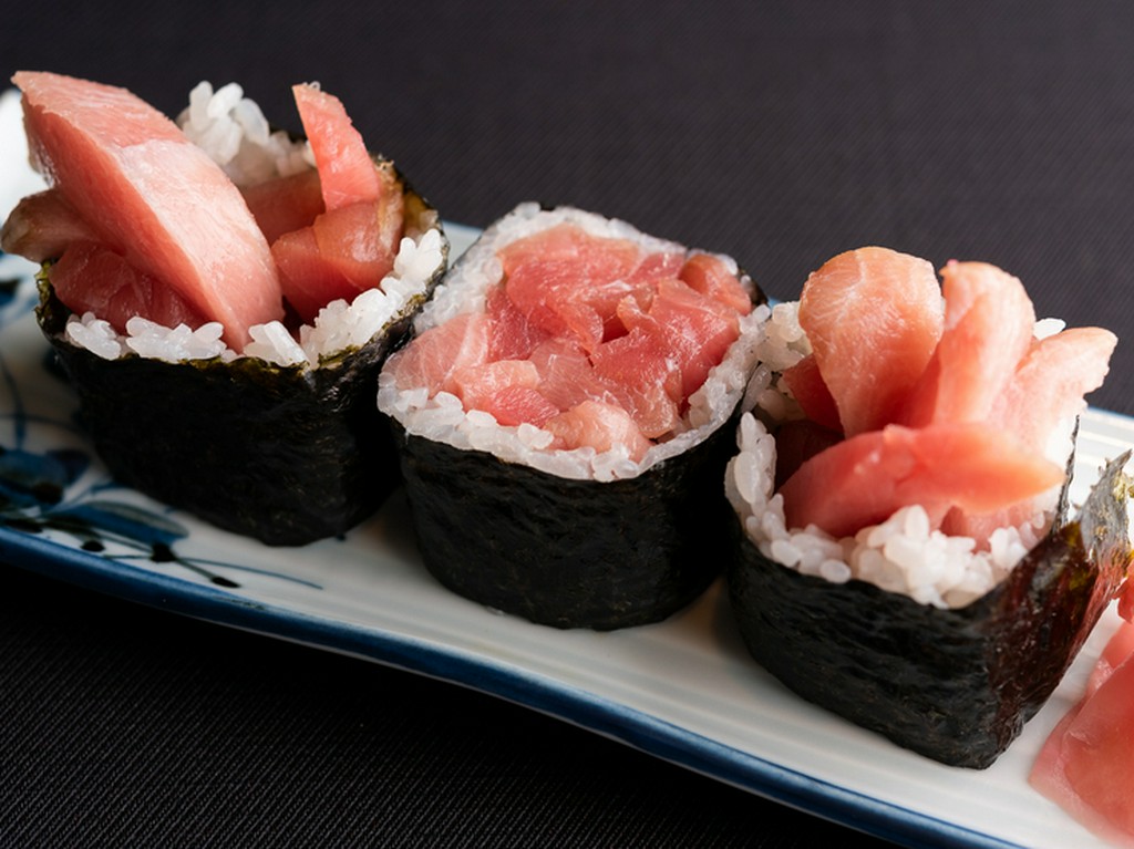 赤身・中トロ・大トロを豪快に巻いた『本マグロ巻き』