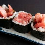 本マグロの赤身・中トロ・大トロを合わせて巻いた贅沢な逸品は、見た目のインパクトでもゲストを喜ばせます。まぐろ好きなら外せない、【一喜】の本マグロの魅力を味わい尽くせる逸品です。