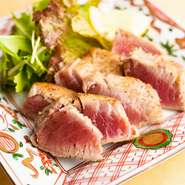 塩・胡椒した本マグロの赤身の表面だけを焼き付けます。香ばしい焼き目と旨味が凝縮されたレアな赤身が複雑で贅沢な味わい。お好みで自家製ポン酢をつけていただきます。