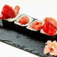 東部市場のマグロ専門店から仕入れたその時にいい本マグロの赤身、中トロ、大トロをたくさん使って巻いた長原本店でも人気のメニュー。インパクトのある巻物で、食べ応えもあります。