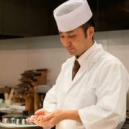 店主の宮口氏は「お客さまの心に残る店づくり」を念頭に、素材を仕入れ、細やかなサービスでゲストを迎え、心を込めて料理を提供。個人店ならではの温かくアットホームな雰囲気に満ちています。