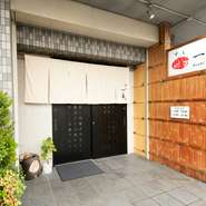 リーズナブルな価格で美味しい寿司を堪能できるほか、行きつけの飲み処としてもおすすめです。地酒は季節ごとに入れ替えて取り揃え、焼酎はボトルキープが可能です。