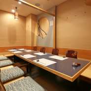 肩の力を抜いて、料理とお酒をゆっくり楽しめるくつろぎ空間