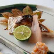 絶妙な火入れで鯛の上品なおいしさが際立つ『真鯛の焼き物』