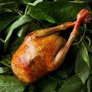 野生に近い風味を持つ赤身肉であるフランス産鳩のなかにフォアグラ等を詰めてロースト。重層的な旨みと香りでワインをより一層楽しめます。