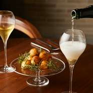 楽しい時間の始まりは爽やかなシャンパーニュとグジェールで。香り高いチーズとローズマリーの清涼感がより一層食欲を増進させ、一緒に食事を楽しむ方との会話を盛り上げます。