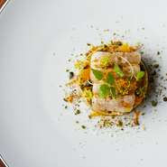 茄子の種子をキャビアに見立てた料理。帆立貝とスパイス・ハーブ・柑橘を絶妙に合わせた茄子は、モチーフとなったキャビアにも引けを取らない味わいに。旬の素材たちが持つ生命力を、実感させてくれるひと品です。