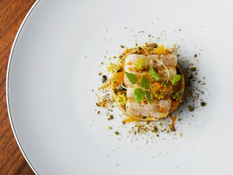 Noix de saint Jacques sur caviar d’aubergine aux épices キャビア・ドーベルジーヌ