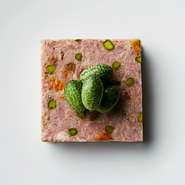 “幻の豚”とも呼ばれる、鹿児島県産「サドルバック」と、マンゴーや杏子などのフルーツを合わせたテリーヌ。　旨味と塩味に豚と果物の甘味が溶け込み、長く余韻を楽しむことができます。