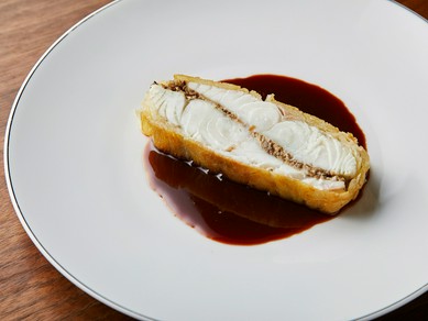 Pomme de terres julienne fourreé au bar et champignons, sauce au vinaigre 鱸のジャガ芋包み