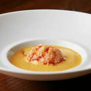 コンセプトは、素材とソースが響き合う香り高い料理。こちらは素材の旨みが溶け込んだブイヤベース仕立てのひと皿。オマール海老の持つ豊かな風味をたっぷりと感じさせてくれます。