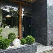 緑豊かな「京都御苑」の目の前にある【Droit】。高い天井と開放感のある落ち着いた空間で、じっくりとワインと料理を楽しむことができるお店です。