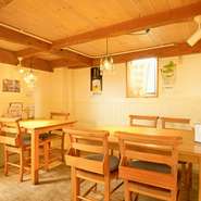 白と木目を基調にしたオシャレな店内。木の温もりを感じさせてくれる空間で、ゆったりとした時間を過ごせます。誕生日や記念日などの特別な日にはもちろん、普段のデートにもオススメです。