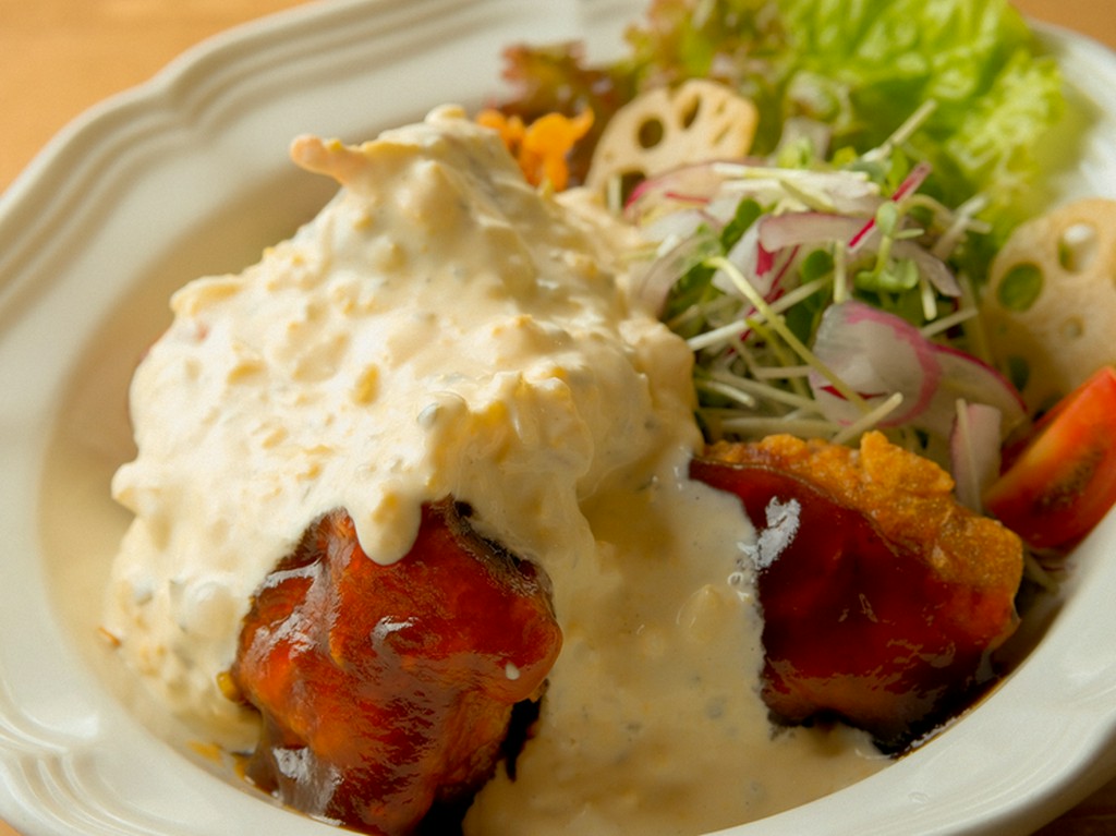 肉汁がジュワッっとあふれ出す『名物！チキン南蛮～自家製南蛮ソースと純国産卵のタルタルで～』