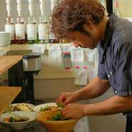 “美味しい料理”への追求はもちろん、店の雰囲気づくりにも注力している碓井氏。ゲストが快適に過ごせるよう、積極的なコミュニケーションを心がけ、細やかな気配りでもてなしてくれます。