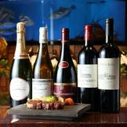 フランス産を中心にアメリカ・イタリア・オーストラリアなど世界各国で醸造された70種以上のワインをストック。濃厚な神戸ビーフの旨みをしっかりと引き立てられる素晴らしい銘柄をソムリエがセレクトしてくれます。
