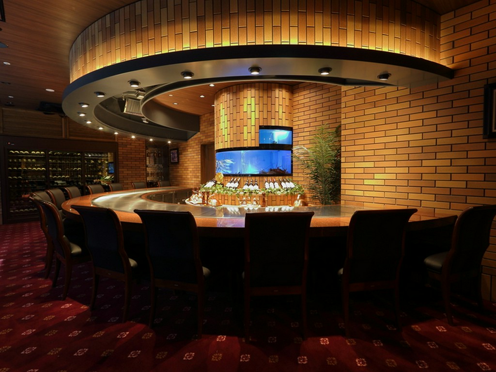 目の前で繰り広げられる迫力を楽しめるメインカウンター