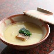 和食の中でも人気が高い『茶碗蒸し』。生地にフォアグラを練り込みかつおだしの銀餡が和の趣きを演出し、洋と見事にフュージョン。