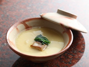 贅を極めた一皿『フォアグラの茶碗蒸し』