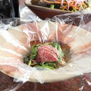 東京の2店舗のみで提供されていた料理で、今回初めて関西エリアで登場。包み蒸すことで肉の旨みが存分に引き出されます。ゲストの目の前で温めていくため割り下の香りがふわっと広がり、食欲をくすぐる逸品です。