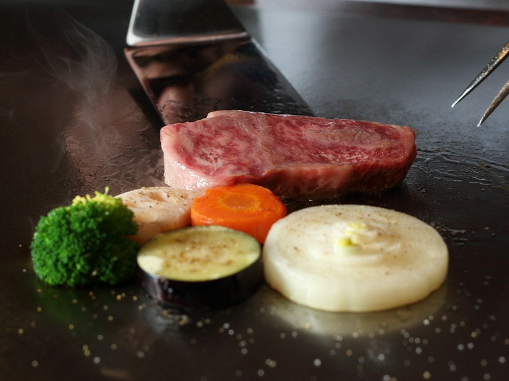 「のじぎく」の紋章を捺された神戸ビーフの雌牛と淡路産玉葱