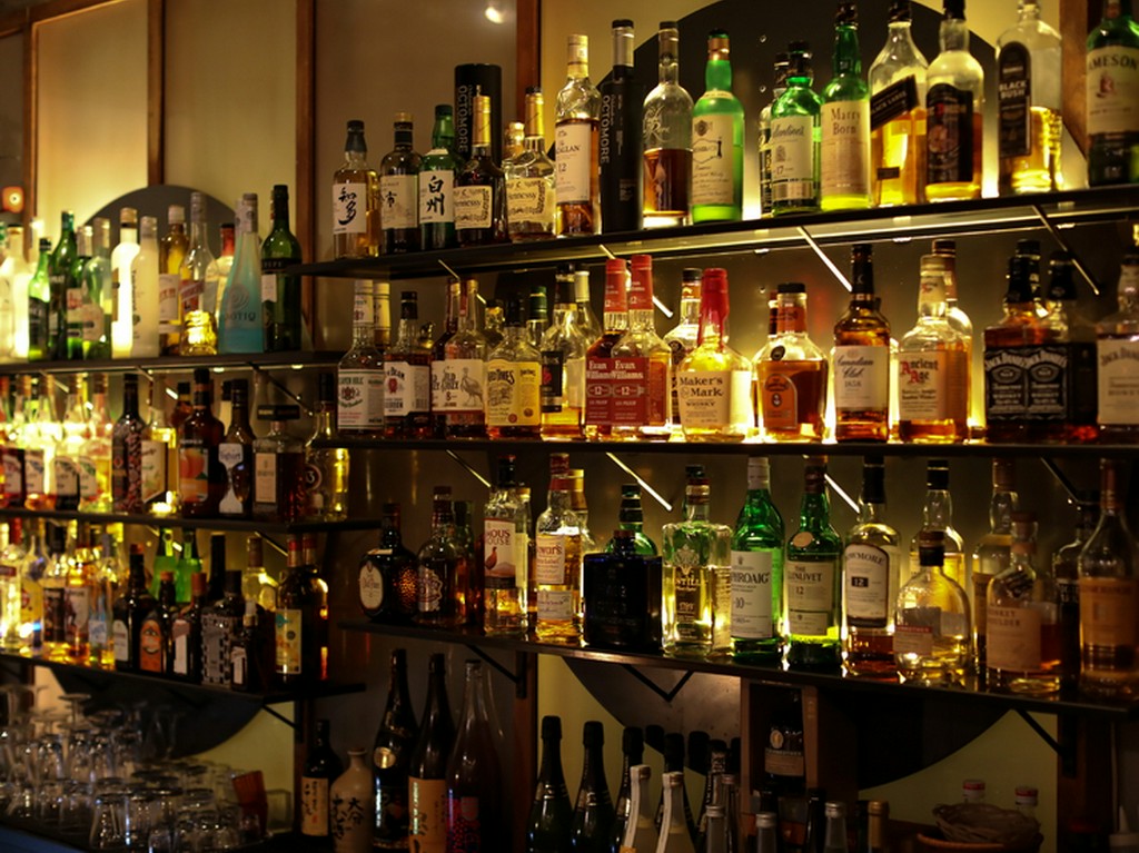 カクテルやウイスキーなど、多彩なドリンクを楽しめる