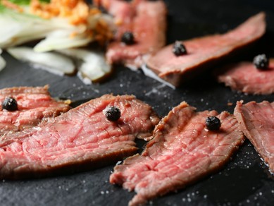 本格イタリア料理とも相性抜群。厳選ワインを味わえる