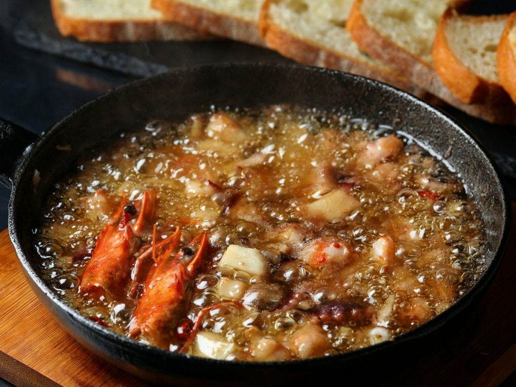 青森産ニンニクでつくるアヒージョ（海老＆蛸）　バケット付