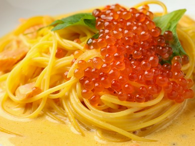 人気の食材を贅沢に使用。濃厚クリームソースで頂く『鮭とイクラとウニクリームパスタ』