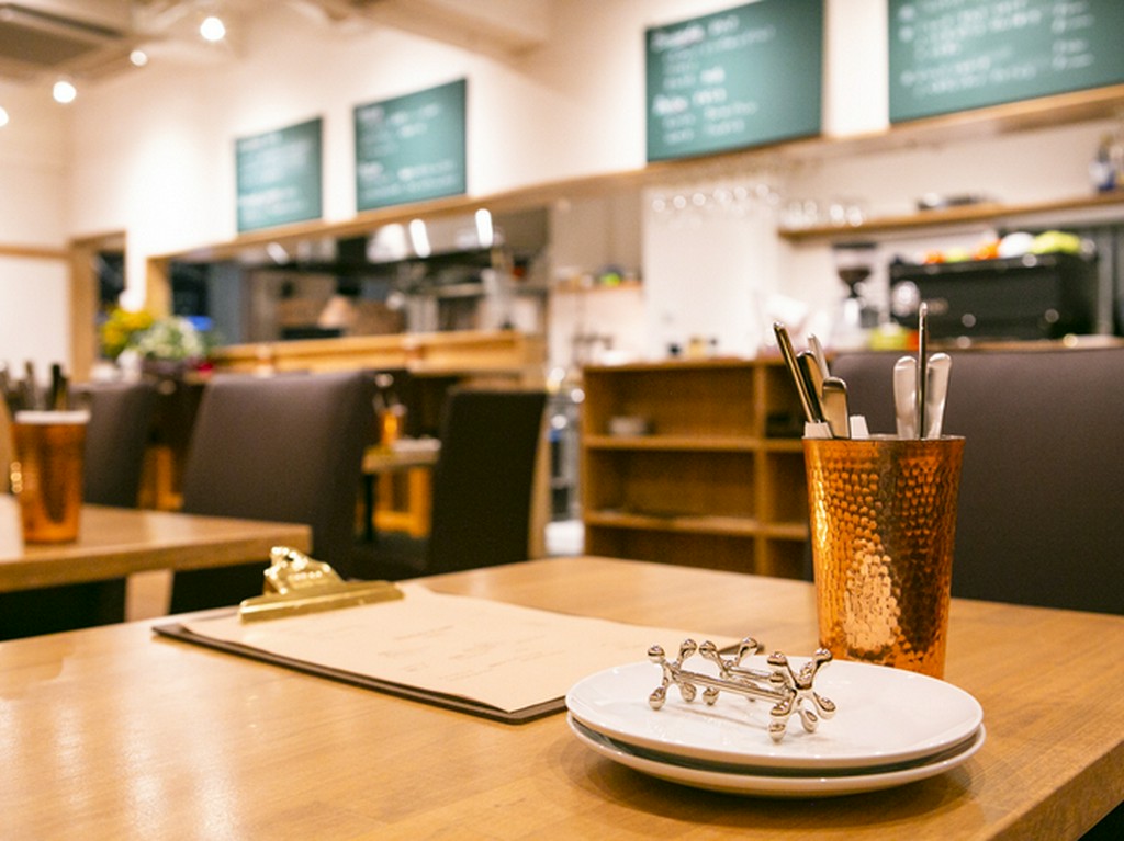 レストランからカフェ、バーと、移動なしに楽しめるお店