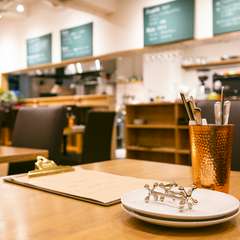 レストランからカフェ、バーと、移動なしに楽しめるお店