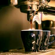 専門店で焙煎してもらった豆を使い、コーヒーマイスターの資格を持つバリスタが入れる、本格的なイタリアンコーヒーが味わえます。「レストランでここまでおいしいコーヒーが飲めるのは貴重」という声も多いそう。