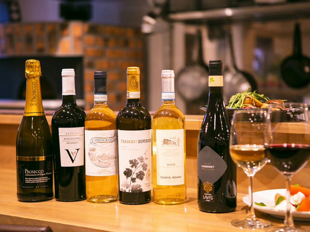 メニューに合わせて種類が選べるのがうれしいグラスワイン