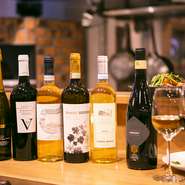 ワインは、イタリア産をメインに軽く飲みやすいものからしっかりした味わいのものまで揃っています。グラスワインでも赤・白ともに3～4種類ずつ用意されており、料理に合わせて気軽にさまざまなワインが楽しめます。