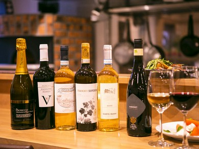 メニューに合わせて種類が選べるのがうれしいグラスワイン