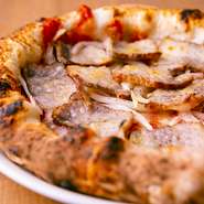 兵庫県は丹波地方や淡路島など、全国でも名の知れたブランド食材の産地が多い地域。チーズをはじめとした本場ならではのイタリア産の味わいに、丹波の地鶏や淡路島の玉ねぎなどを贅沢に組み合わせています。